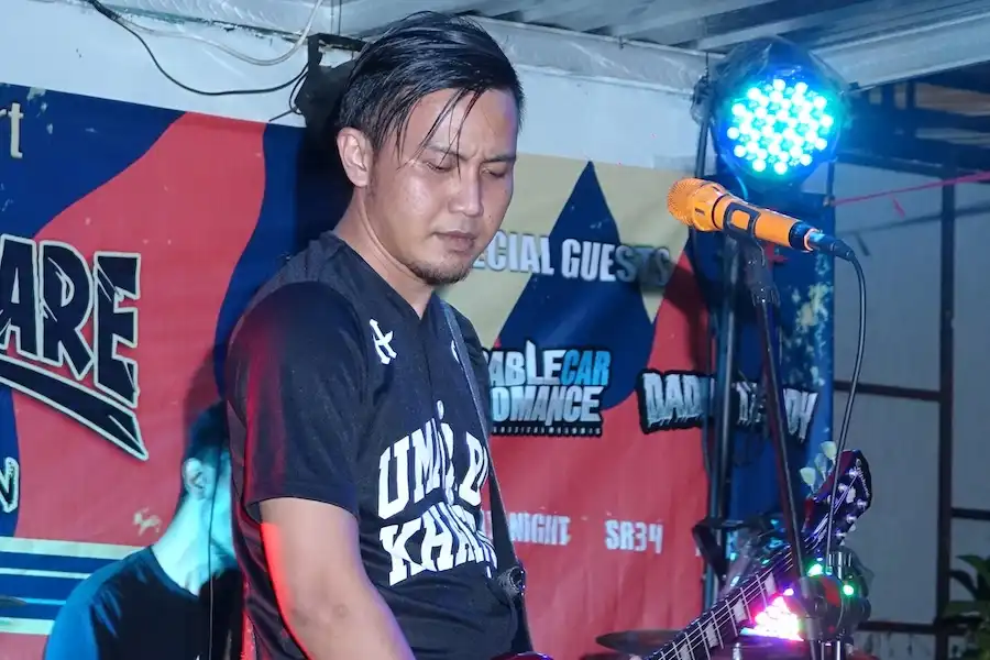 With a serious expression, Fendy pays attention to tone and emotion on stage, connecting with the audience through his songs.