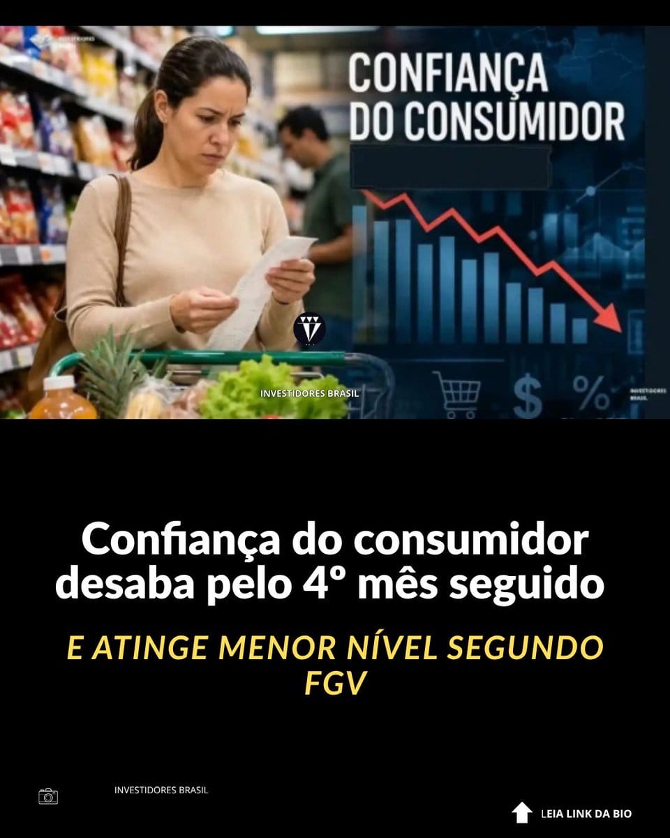 Woman in a grocery aisle checks a receipt by a full cart, beside a declining consumer-confidence chart graphic and Portuguese FGV headline.